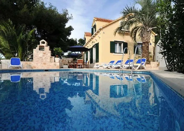 Deluxe Sirena On The With Pool Vila