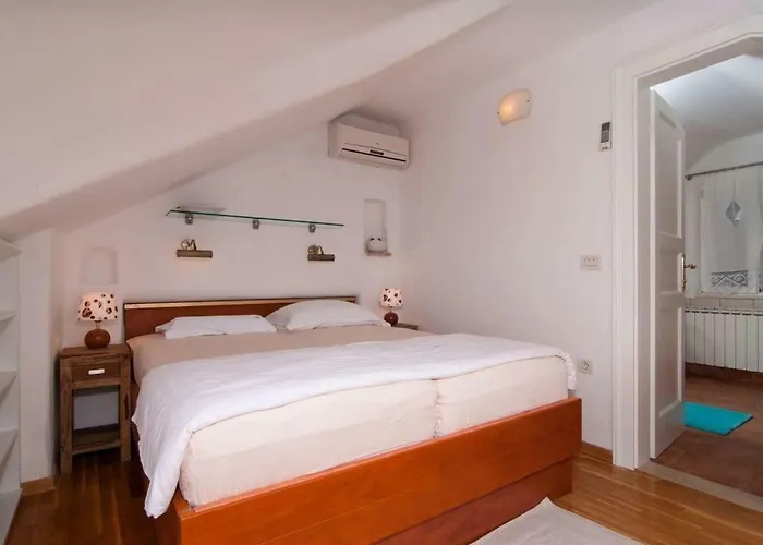 Deluxe Sirena On The With Pool Vila Supetar