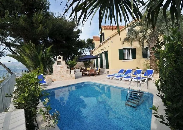 Deluxe Sirena On The With Pool Vila Supetar